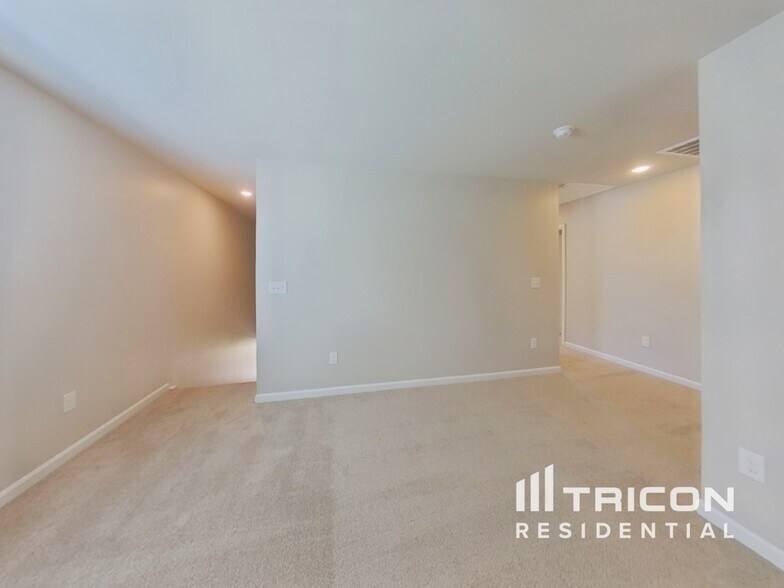 Building Photo - 2153 Trollinger Dr