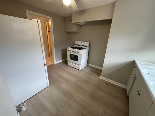 Primary Photo - 414-416 E 222 ST