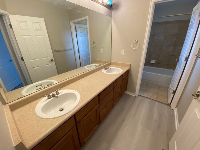 Building Photo - Spacious Home in Horizon Estates