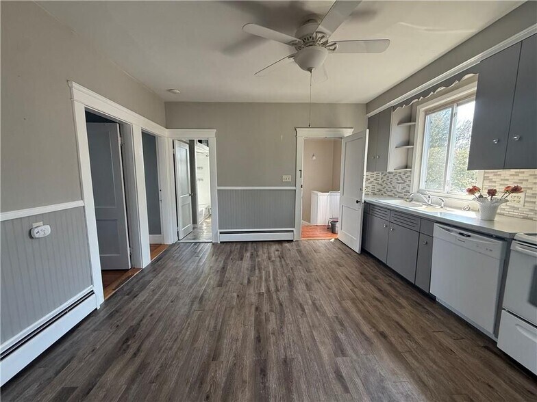 Building Photo - 10 Knight St