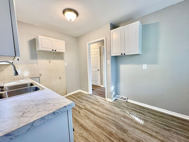 Building Photo - First full month of rent FREE!