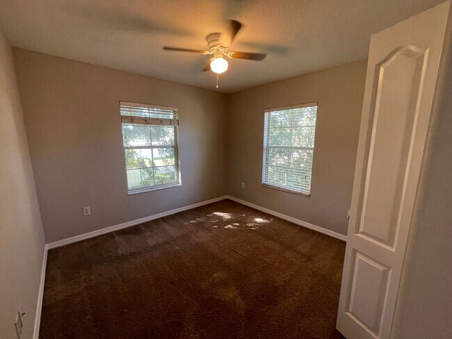 Building Photo - Beautiful End-Unit Townhome in Gated Eilan...