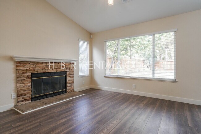 Building Photo - Single Story 3 bedroom home *SOLAR* *POOL*...