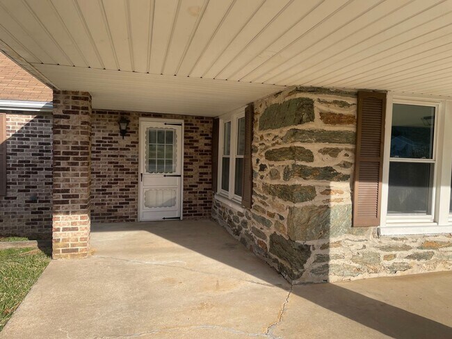 Building Photo - 1 Floor Living on 1/2 Acre, 4 Bedrooms/1 Bath, Garage-Dallastown SD