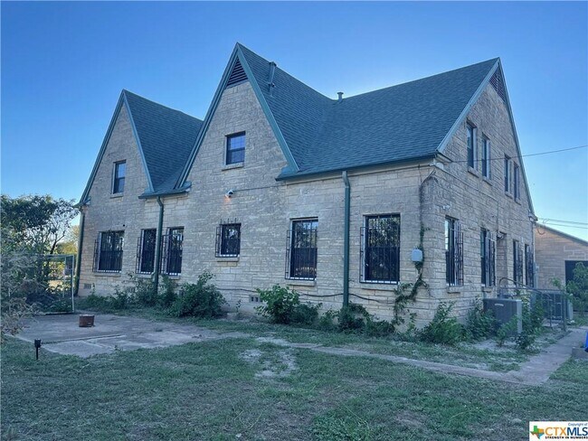 Building Photo - 111 W Fowler Ave