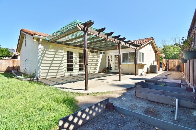 Building Photo - $3,790 4 BEDROOM VERY NICE REMODELED CENTR...