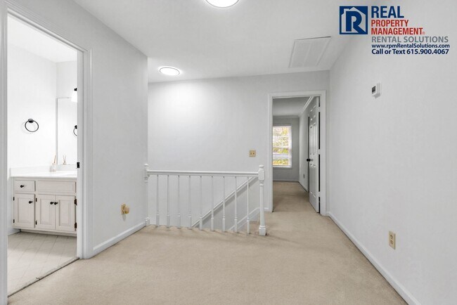 Building Photo - Beautiful Brentwood 3 BD home with attache...