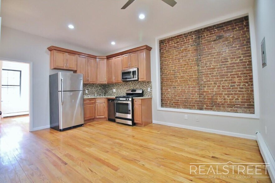 Building Photo - Renovated 3 BR with W/D! in Bed Stuy Townhouse