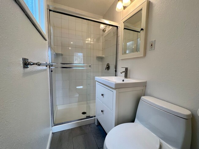 Building Photo - Spacious 4-Bed / 2-Bath Rancher near Linda Mar Beach