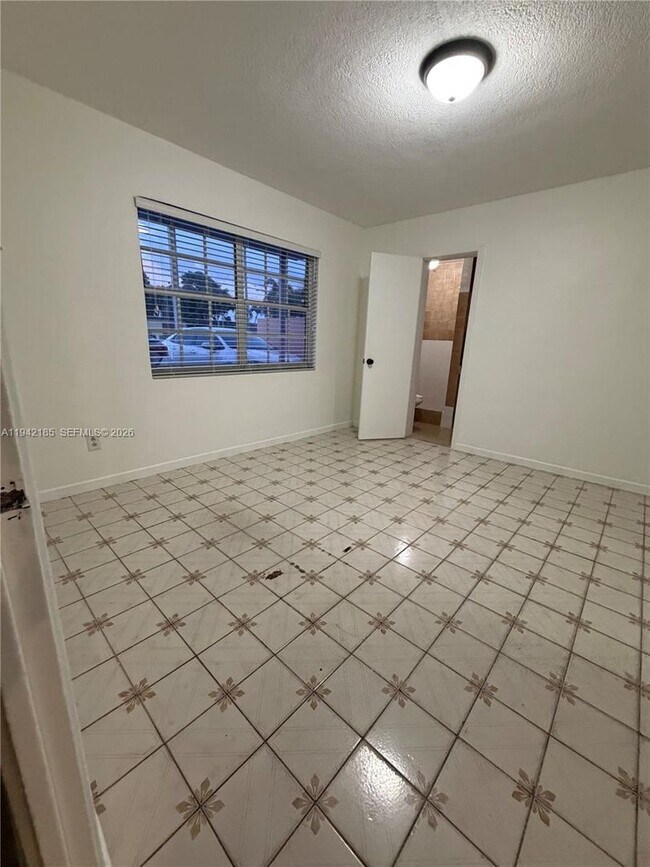 Building Photo - 958 E 21st St