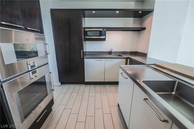 Building Photo - 900 S Las Vegas Blvd