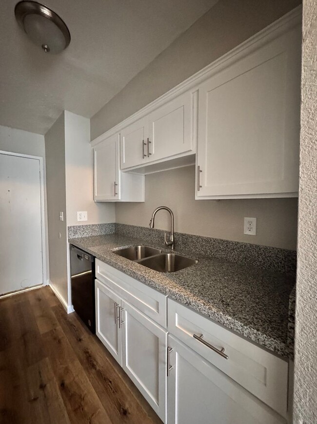 Building Photo - NEWLY REMODELED Spacious & Cozy 3 bed + 1....