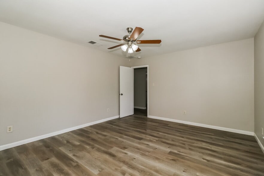 Building Photo - 114 Cloverleaf St