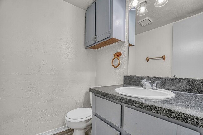 Building Photo - 4028 NW Ozmun Ave