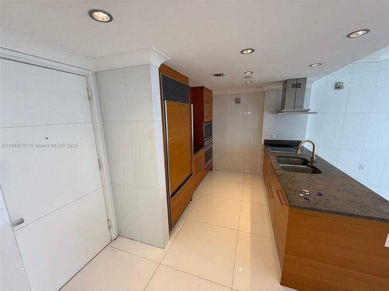 Building Photo - 485 Brickell Ave