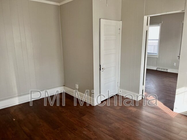 Building Photo - 212 W 9th St