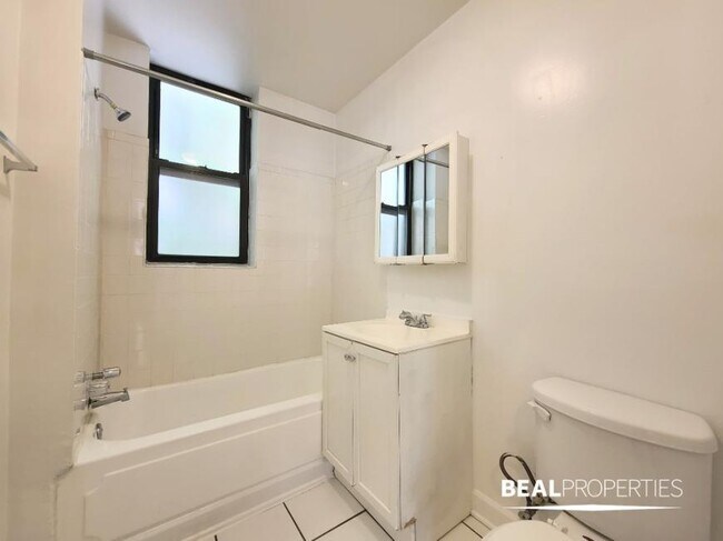 Building Photo - 0 bedroom in CHICAGO IL 60657