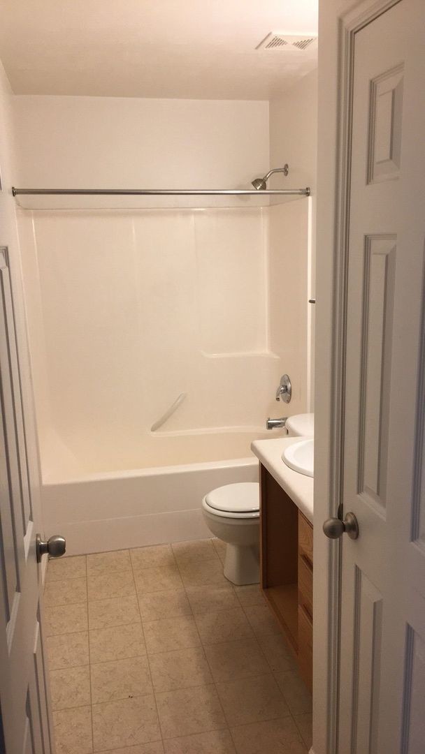 Building Photo - Large 4 Bed Townhome