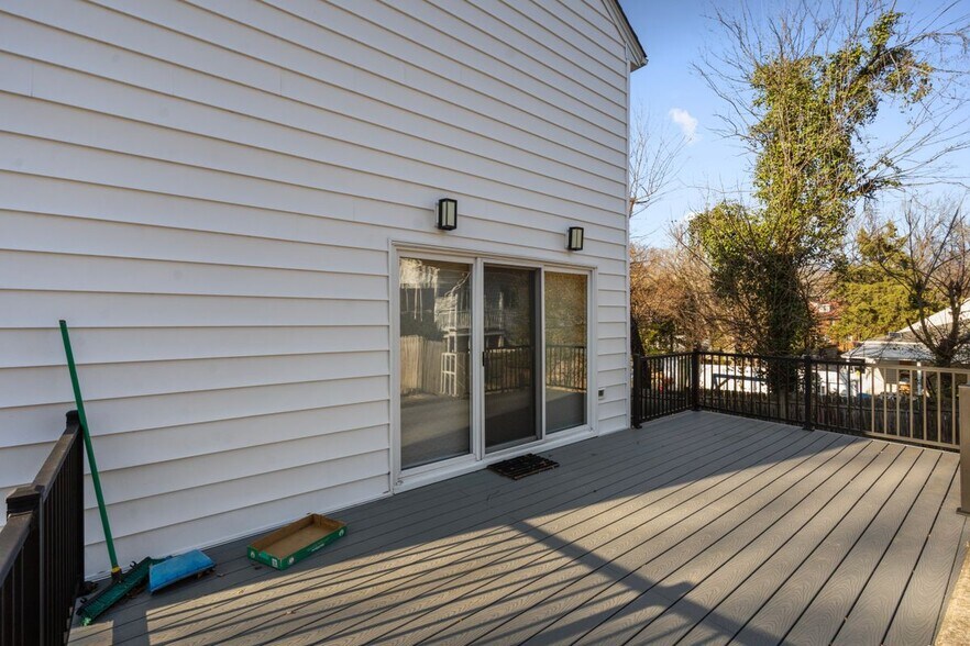 Building Photo - 2636 East Side Dr