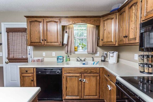 Building Photo - BEAUTIFUL SINGLE FAMILY HOME