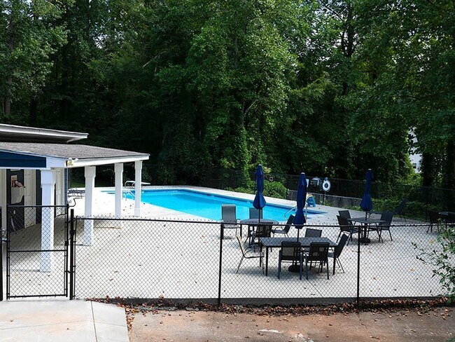 Building Photo - 2506 Kingsley Dr NE