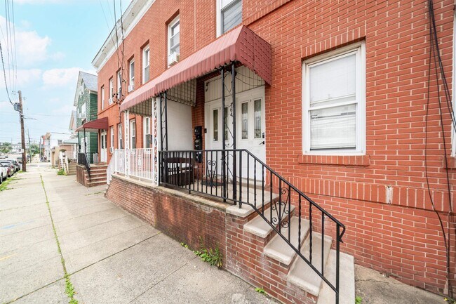 Building Photo - 164 Orient St