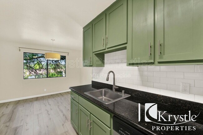 Building Photo - 900 Cambridge Dr