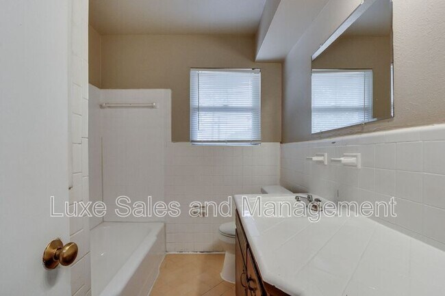 Building Photo - 3005 SW 52nd Pl