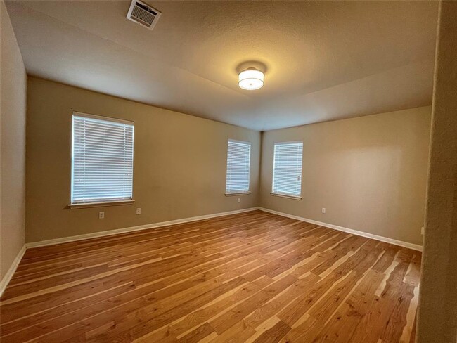 Building Photo - 600 Lakemont Dr