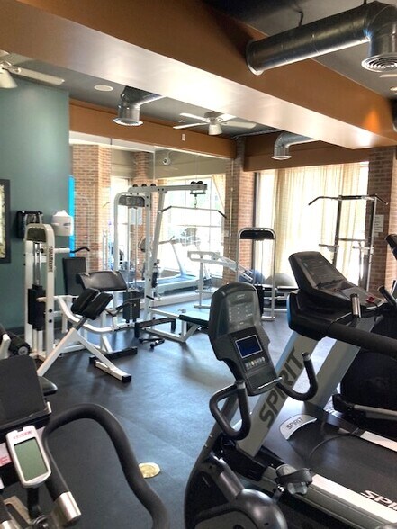 Building Photo - 401 20th St S