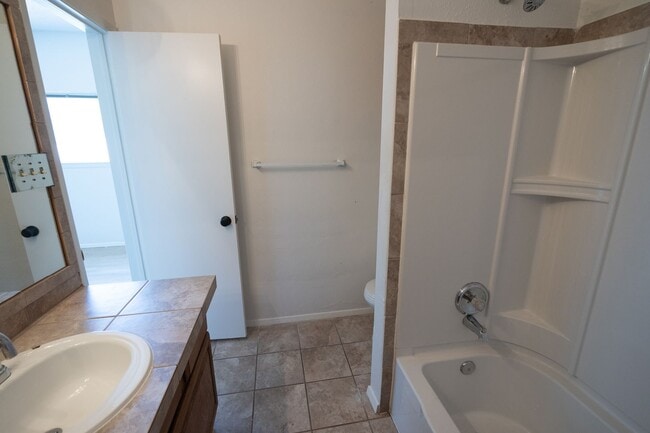 Building Photo - PRE-LEASE 2025/2026: Optimal location with...