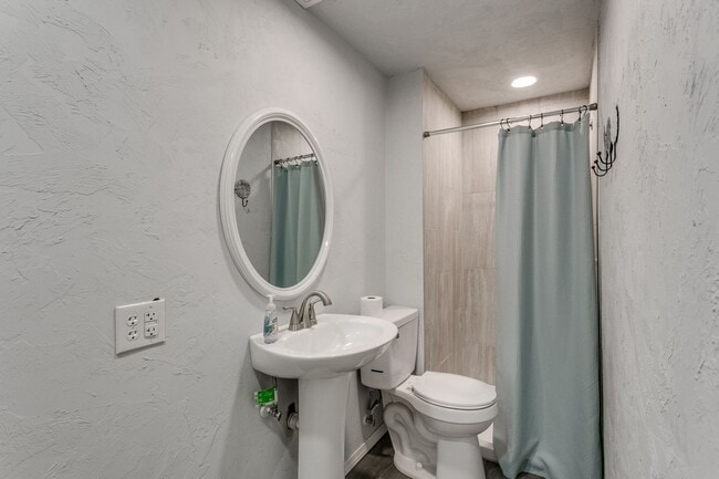 Building Photo - Spacious 4-Bedroom Home in Mature Neighbor...