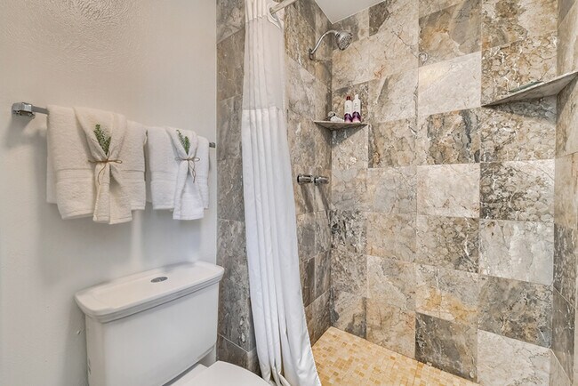 Building Photo - Charming 3 beds 2 baths in Centennial! Own...