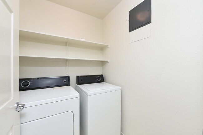 Building Photo - Beautiful 2BR/2BA Condo - Convenient Downtown San Jose Location!
