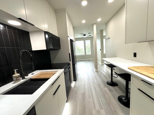Primary Photo - Luxurious Penthouse Studio condo at Zilker