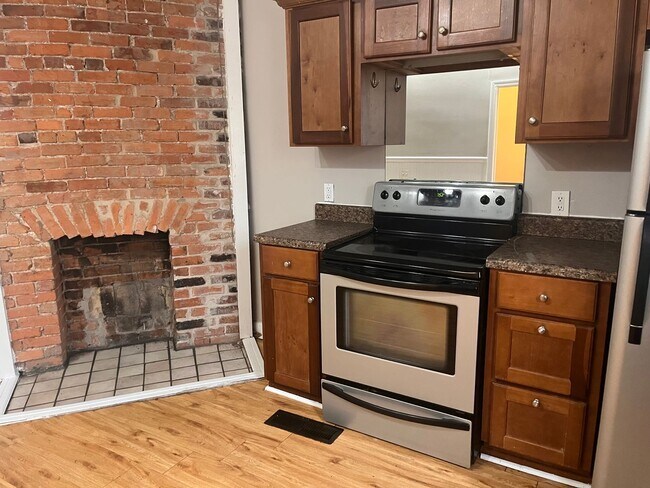 Building Photo - MOVE IN SPECIAL $250.00 OFF 1st Month's Rent- 2 bedroom, 1.5 bath apartment with W/D unit and sha...