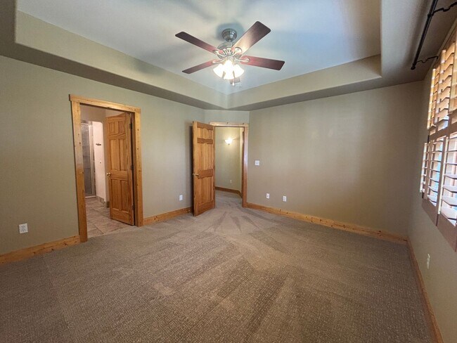 Building Photo - 2 Bed/2.5 Bath Townhome with A/C and gas f...