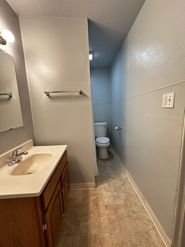 Building Photo - One Bedroom | One Bath The Dalles