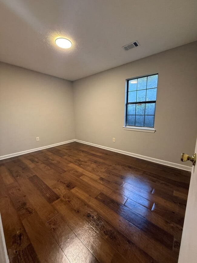 Building Photo - Charming 3 bedroom 1 bath house