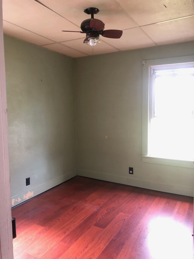 Back Bonus Room - 1221 W Walnut St