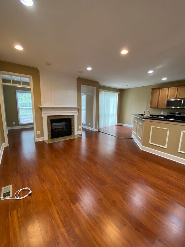 Building Photo - Bright and Spacious End Unit Townhouse in ...