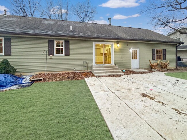 Building Photo - Newly Remodeled 3 bedroom 2 bathroom singl...