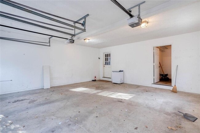 Building Photo - 1049 Seven Springs Cir NE