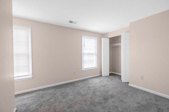 Building Photo - Spacious 4 BR/2.5 BA Single-Family Home in...