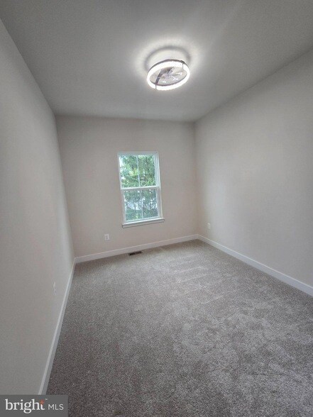 Building Photo - 33 Oasis Ave