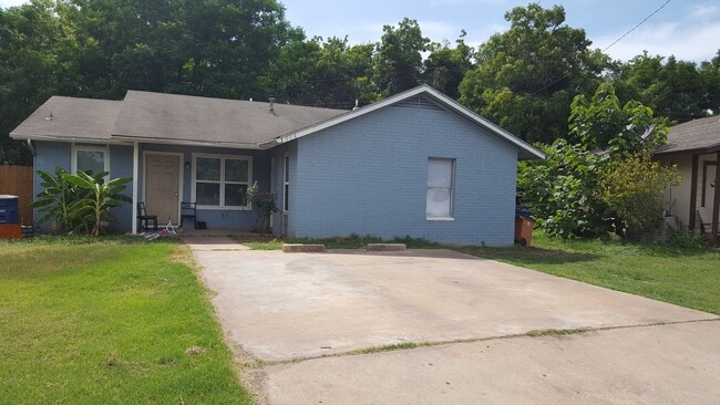 Building Photo - 904 Bret Ln