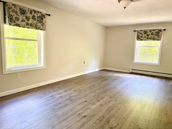 Building Photo - Sunny & Spacious 4 bedroom home