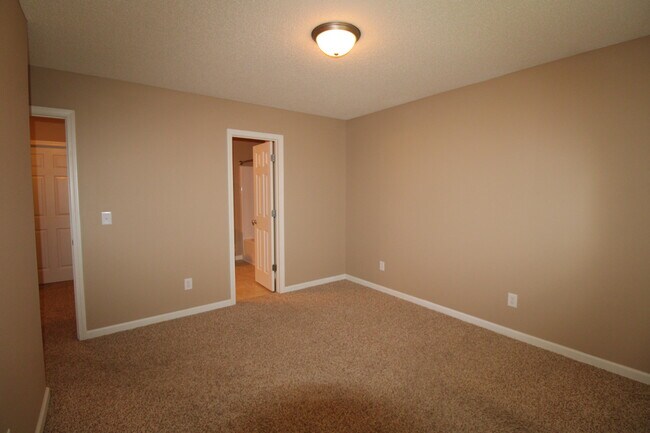 Building Photo - 2105 Hobbit Way