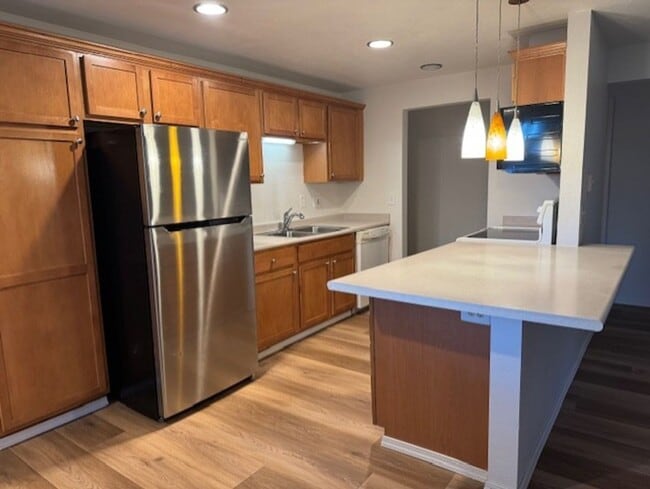 Building Photo - MOVE IN SPECIAL $500 OFF FIRST MONTHS RENT / NE Bend on large lot