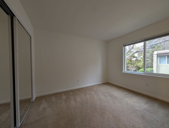 Building Photo - 3 bed / 2 bah Condo. Hardwood floor, forced heat, lots of HOA amenities